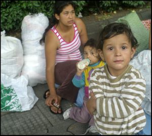 Jeune femme avec ses enfantsfaisant partie du groupe chassé de la place de la Mairie le 11 Août