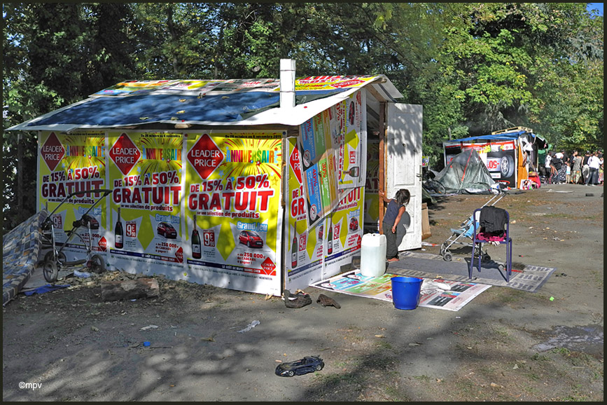 Une nouveauté ... La Cabane Leaderprice. Jugez de vous-même. Un must, sa cheminée. Vive la Récup !